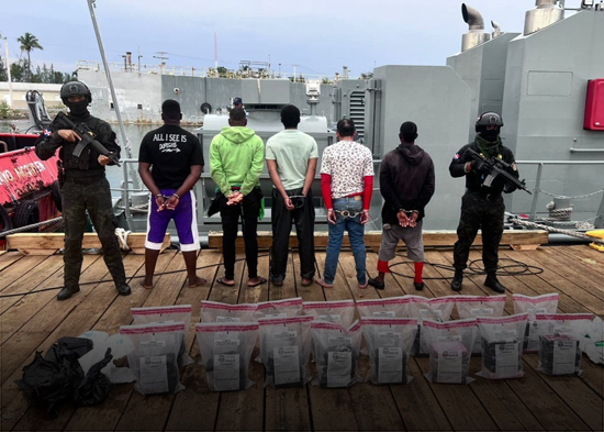 Arrestan cinco dominicanos con 80 paquetes de droga en dos lanchas rápidas en la región sur