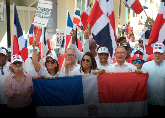 Multitud marcha en Santiago para pedir a la comunidad Internacional ayudar a estabilizar Haití