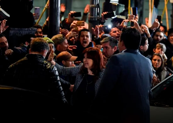 El ataque a Cristina Fernández, en centro de la política argentina un mes después