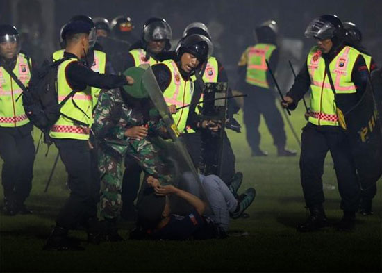Una estampida en un estadio de fútbol de Indonesia deja 125 muertos