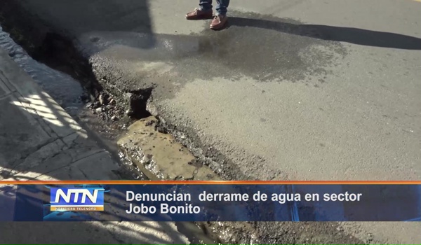 Denuncian  derrame de agua en sector Jobo Bonito