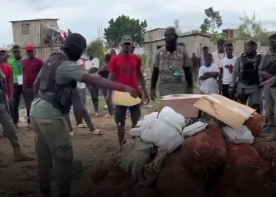 Haitianos queman mercancías introducidas desde RD por un compatriota suyo de manera ilegal