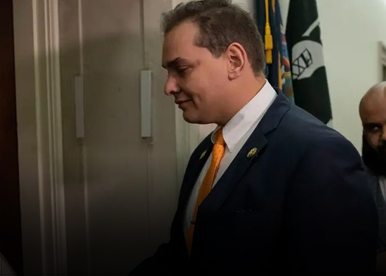 Destituido senador que usó dinero de campaña para Onlyfans