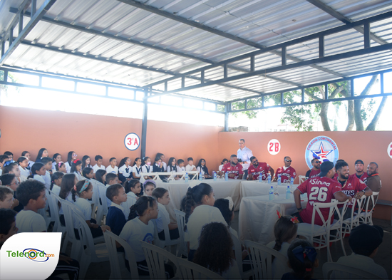 Jugadores de los Gigantes del Cibao realizan visita al Colegio Continental
