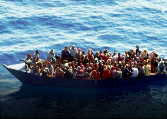 Un muerto, 14 rescatados al volcar un bote cerca de Haití