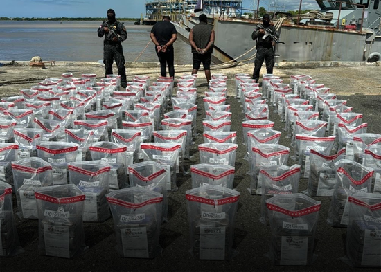 Autoridades apresan a dos hombres con 675 paquetes de cocaína en San Pedro de Macorís