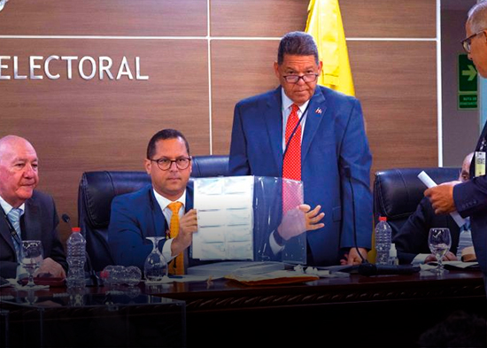 La JCE completó las evaluaciones para adjudicar la nueva cédula de identidad