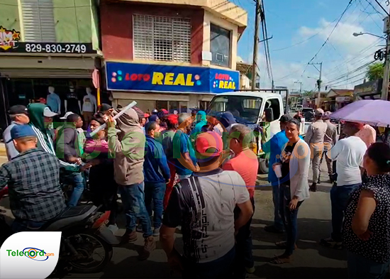 Moradores en el municipio de las Guáranas protestan por mal estado de su carretera