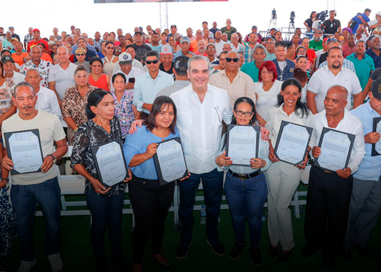 Abinader entregó ayer títulos y soluciones de agua en Santiago