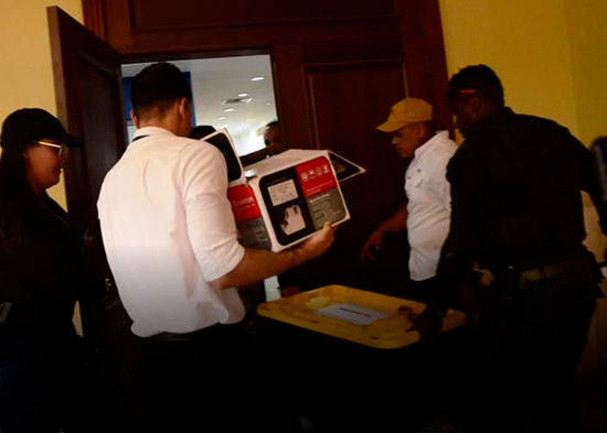 FBI y Ministerio Público realizan allanamientos simultáneos en EE. UU. y RD a red de cibercrimen