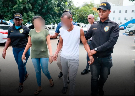 Policía apresa a esposos por la muerte de niña de 7 años víctima de maltrato en Los Guandules