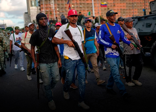 Miles de chavistas se movilizan en Caracas dispuestos a “defender” a Venezuela de EE.UU.