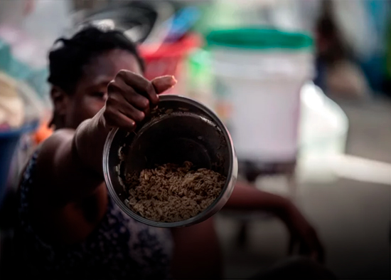 Las bandas armadas quitan comida a miles de personas en el centro de Haití