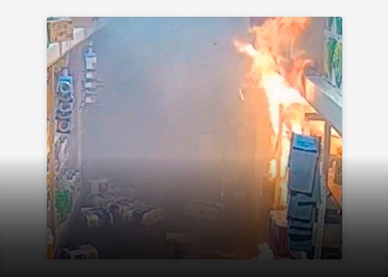 Caos festivo: empleado provoca incendio en supermercado en víspera de Acción de Gracias (VIDEO)