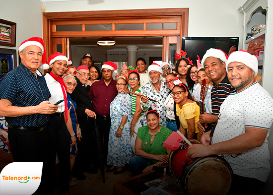Agasajan con aguinaldo navideño a Monseñor Jesús María de Jesús Moya