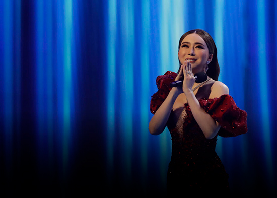 Tailandia congela los activos de la copropietaria de Miss Universo que sigue prófuga