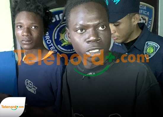 Apresan dos haitianos acusados de robar motocicleta en SFM