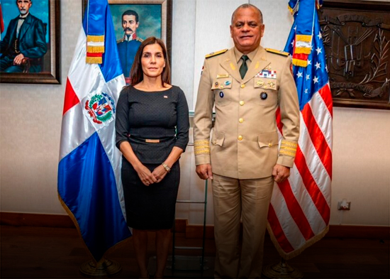 Ministro de Defensa recibe a embajadora de Estados Unidos en visita oficial