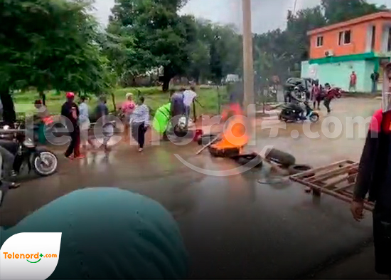 Comunitarios de La Noria protestan por inundaciones en carretera de acceso a Las Terrenas
