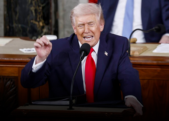 Trump presume en materia de inmigración, desafía al Congreso y alardea de poderío militar