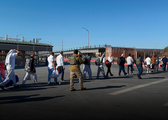 Drones sustituyen a “coyotes” para guiar a migrantes en frontera sur de EEUU