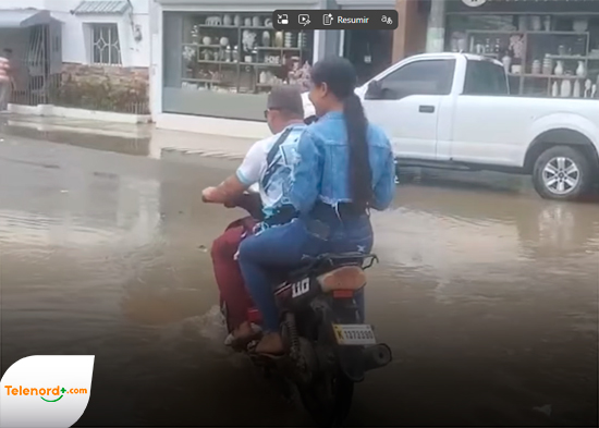 Calles se inundan por lluvias durante el Jueves Santo en Tenares