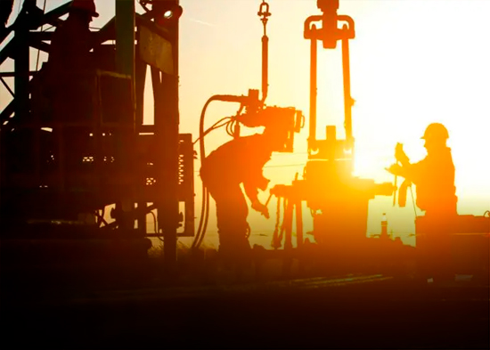 Los precios del petróleo caen tras dispararse a su máximo en cuatro años