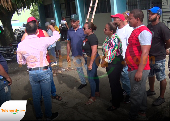 Residentes del sector 27 de Febrero SFM reclaman ante INAPA servicio de agua potable