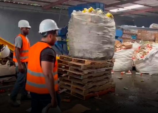 Pro Consumidor destruye 20 toneladas de alimentos adulterados y vencidos incautados en operativo