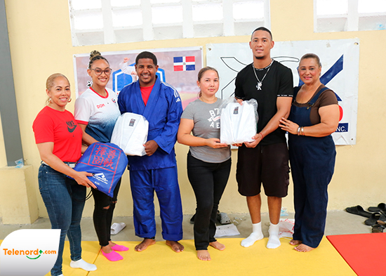 Asociación de Judo Duarte realiza examen de grado Kyu y entrega judogis a atletas de la provincia