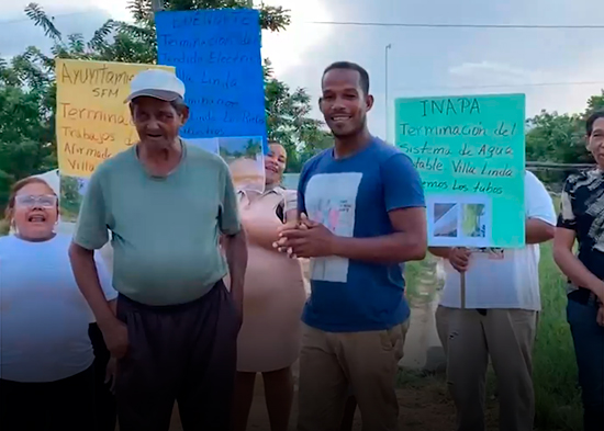 Comunitarios de Villa Linda exigen nuevamente arreglo de calles y solución a averías de INAPA