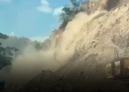 Derrumbe en carretera Jarabacoa–La Vega pone en riesgo a conductores