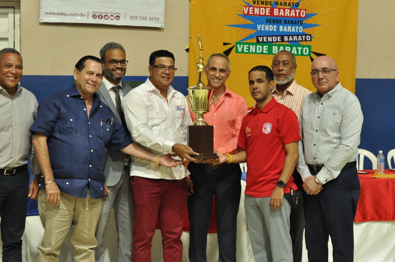Empresario_José_Luis_Rosa_entrega_la_copa_2020_Agua_Rosa.jpg