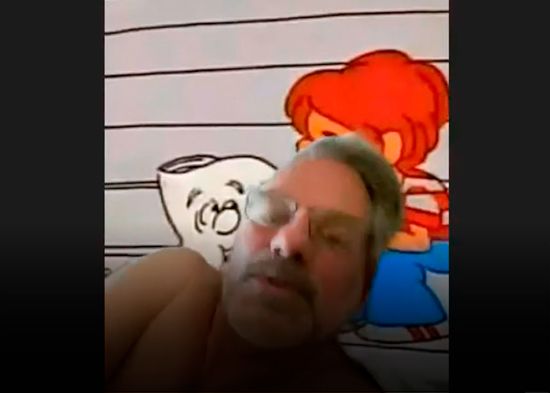 Viral Senador de Minnesota vota acostado sin camisa