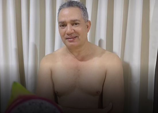 Frank Reyes es tendencia por fotos semidesnudo con la pitahaya